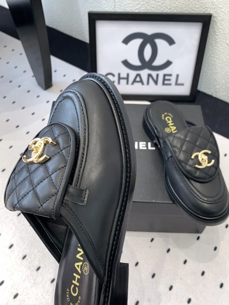 Versatile Chxnxl Slippers 119968