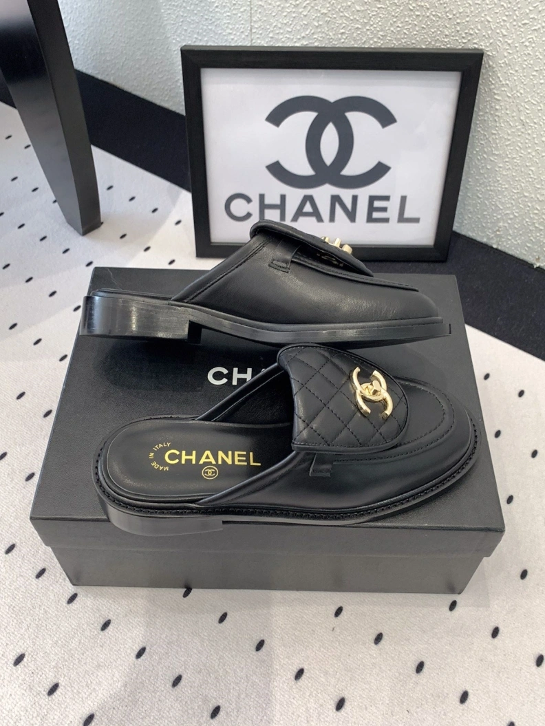 Versatile Chxnxl Slippers 119968