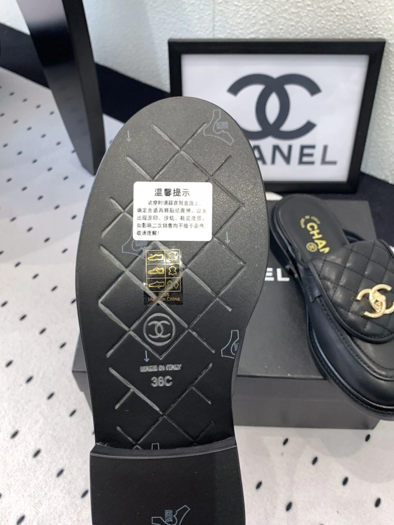 Versatile Chxnxl Slippers 119968