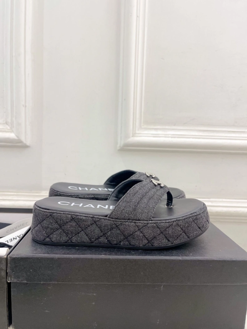 Unique Chxnxl Slippers 119963
