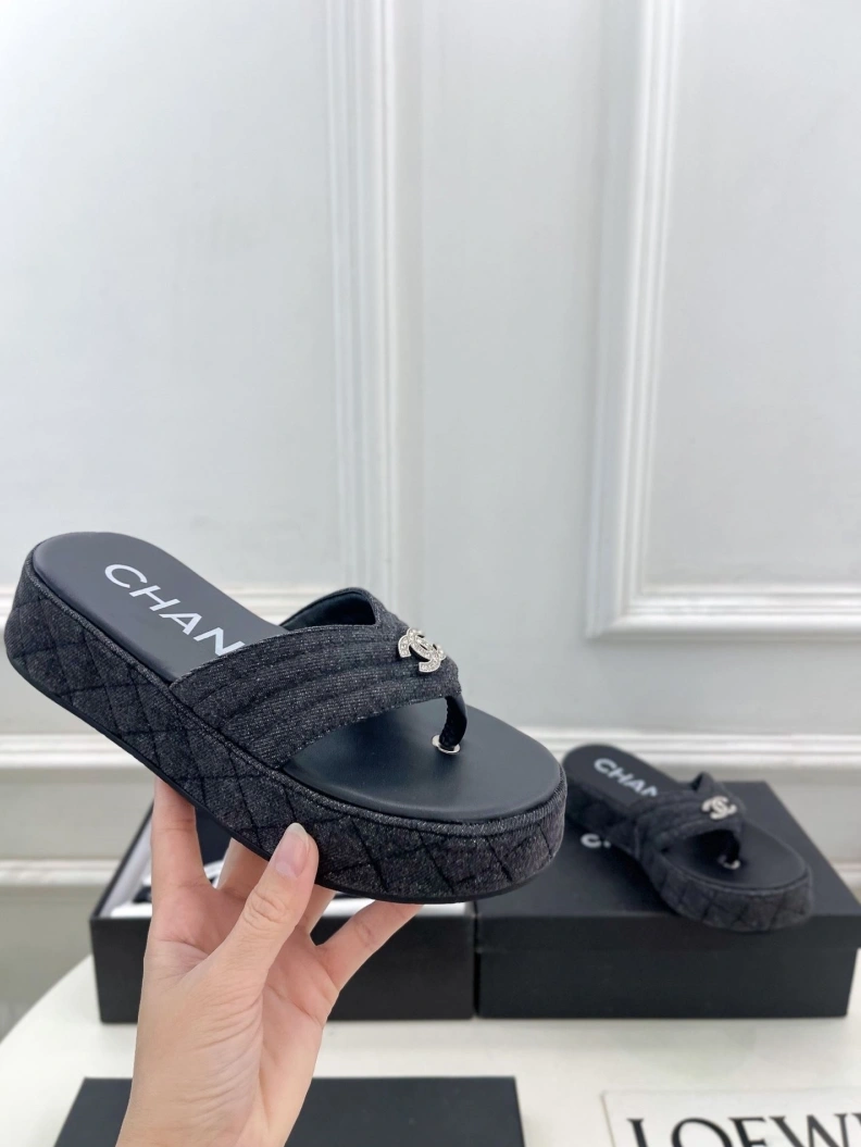 Unique Chxnxl Slippers 119963