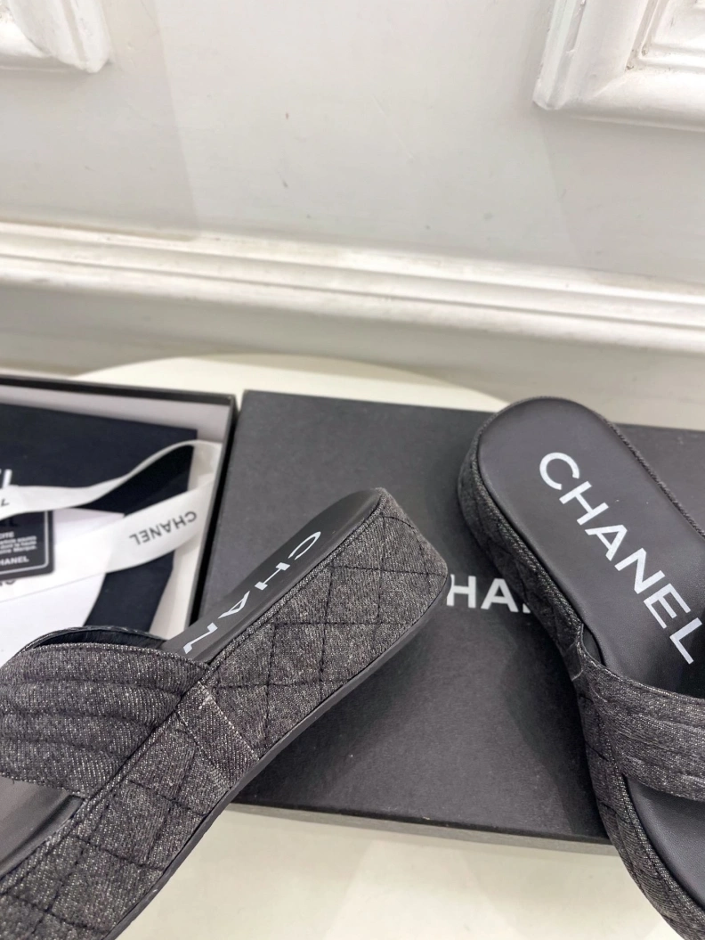 Unique Chxnxl Slippers 119963