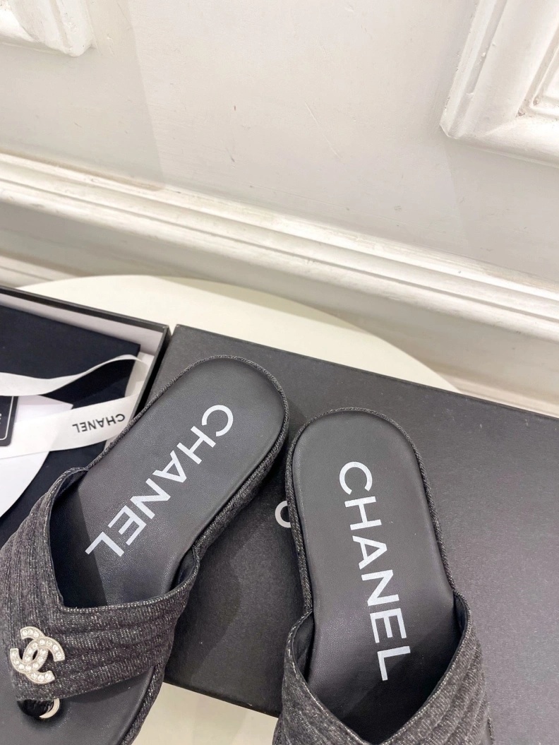 Unique Chxnxl Slippers 119963