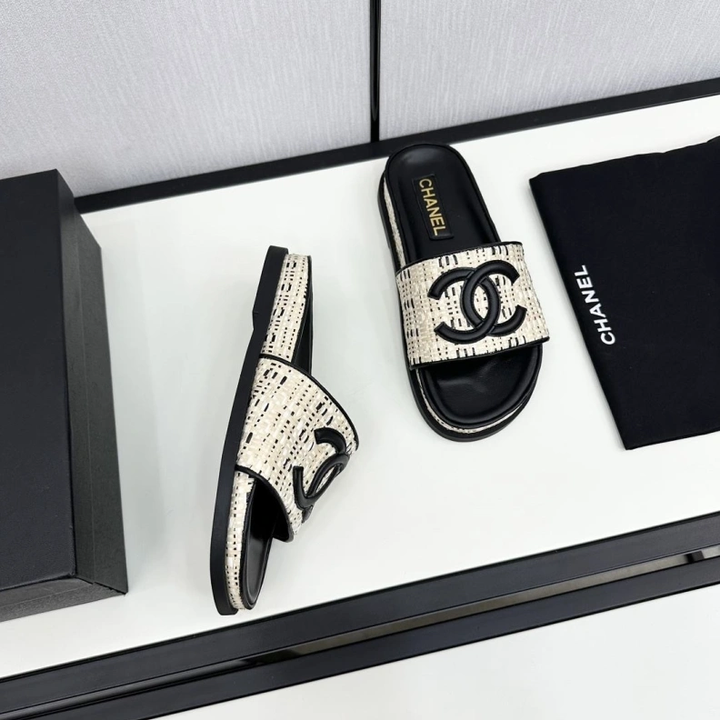 Classic Chxnxl Slippers 119951