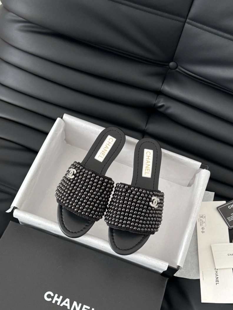 Versatile Chxnxl Slippers 119935