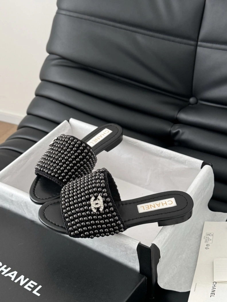 Versatile Chxnxl Slippers 119935
