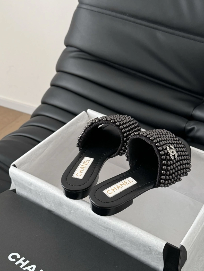 Versatile Chxnxl Slippers 119935