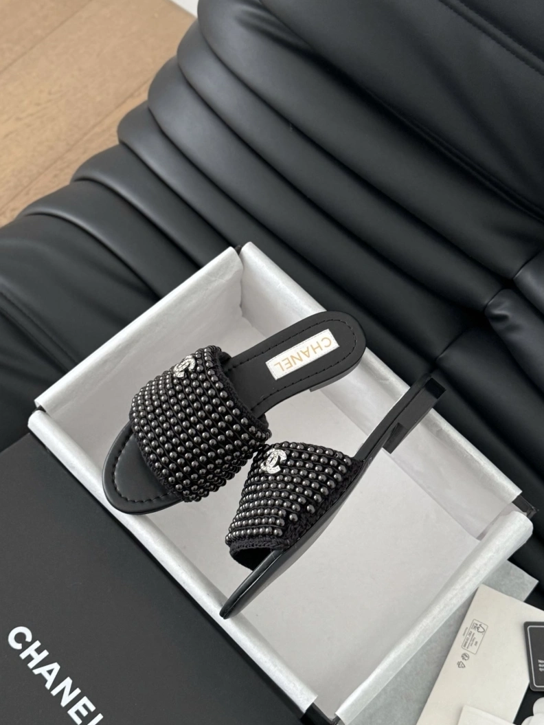 Versatile Chxnxl Slippers 119935