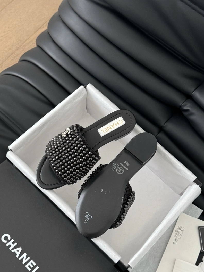 Versatile Chxnxl Slippers 119935