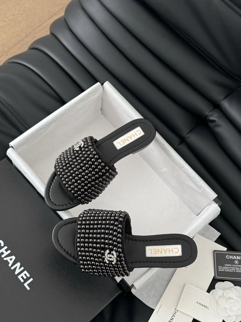 Versatile Chxnxl Slippers 119935