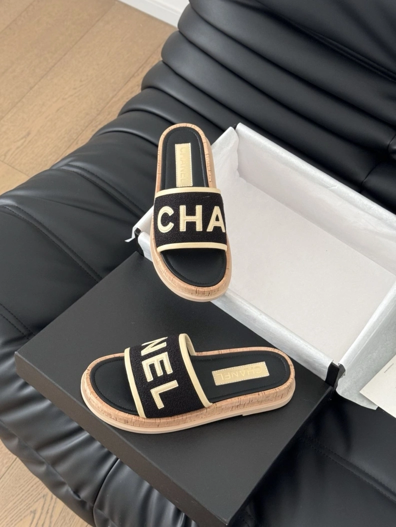 Minimalist Chxnxl Slippers 119925