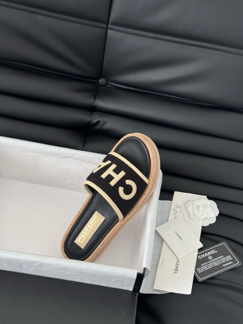 Minimalist Chxnxl Slippers 119925