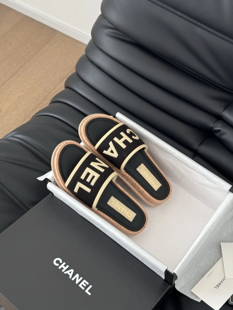 Minimalist Chxnxl Slippers 119925