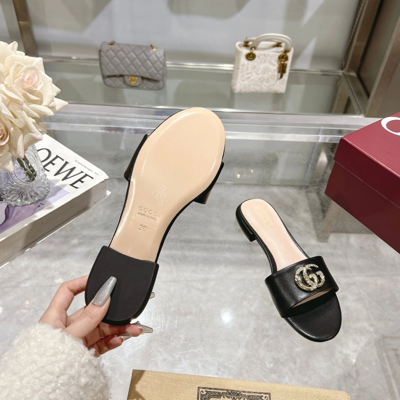 Fashionable Gxccx Slippers 157405
