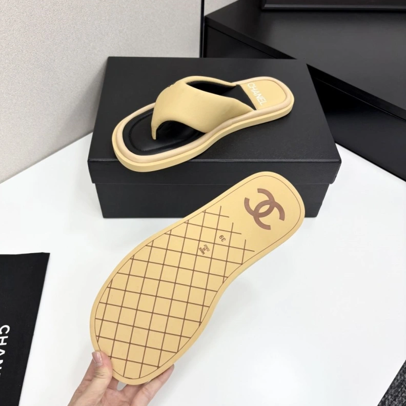 Trendsetting Chxnxl Slippers 119903