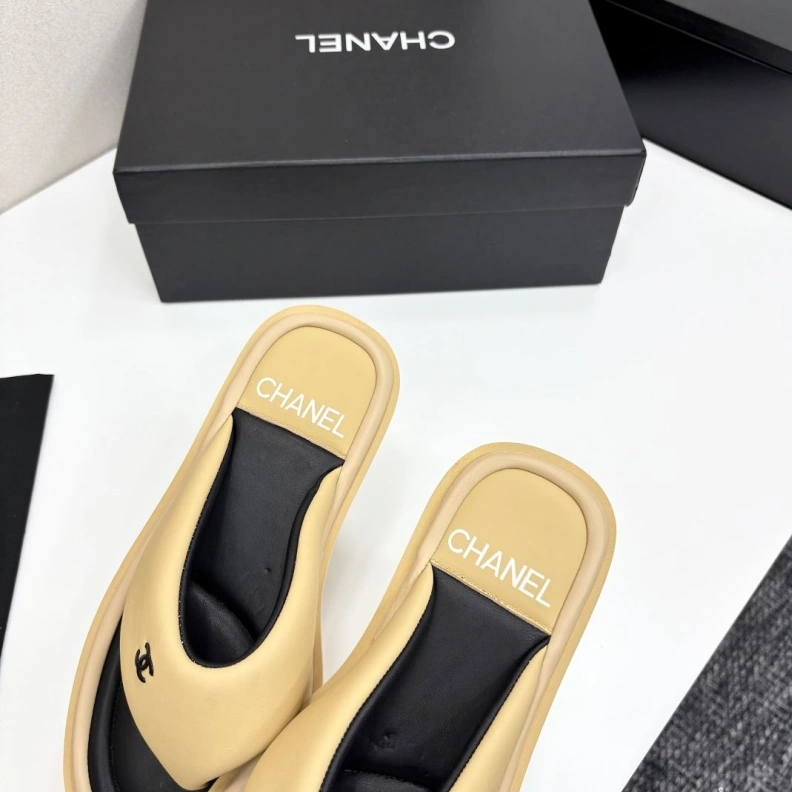 Trendsetting Chxnxl Slippers 119903