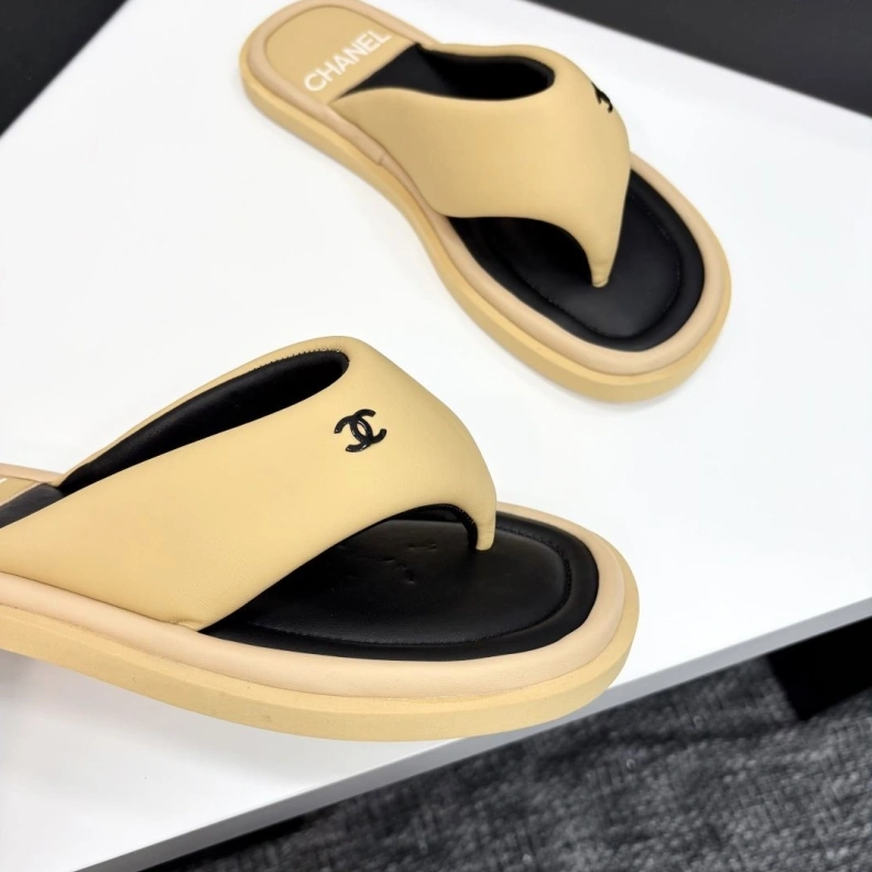 Trendsetting Chxnxl Slippers 119903