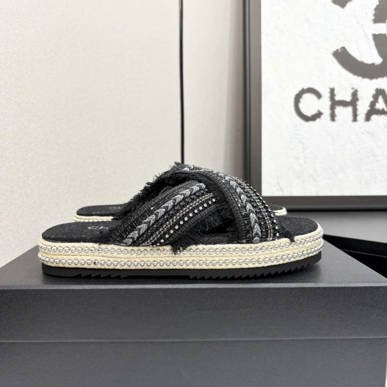 Timeless Chxnxl Slippers 119877
