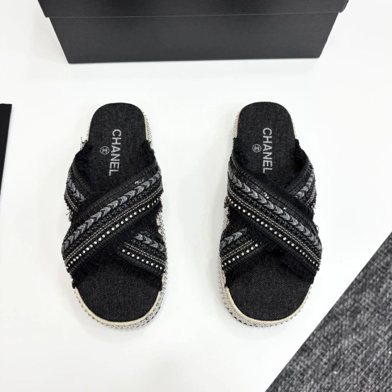 Timeless Chxnxl Slippers 119877