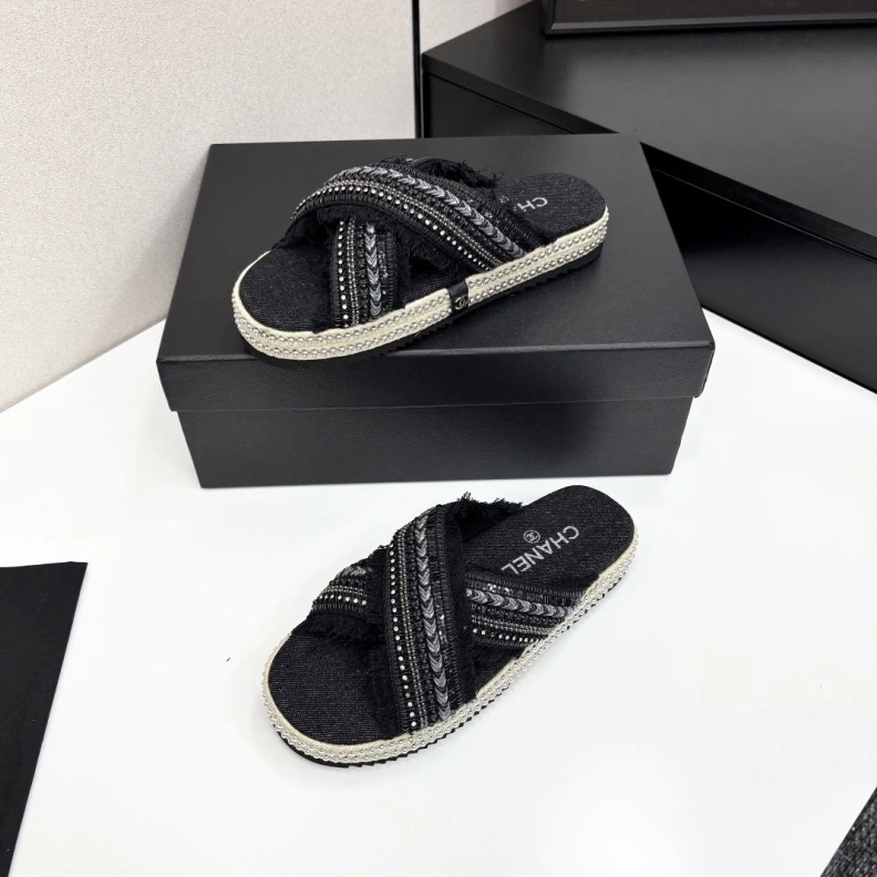 Timeless Chxnxl Slippers 119877