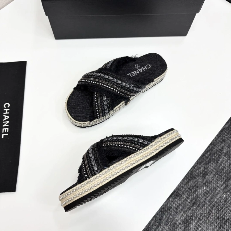 Timeless Chxnxl Slippers 119877