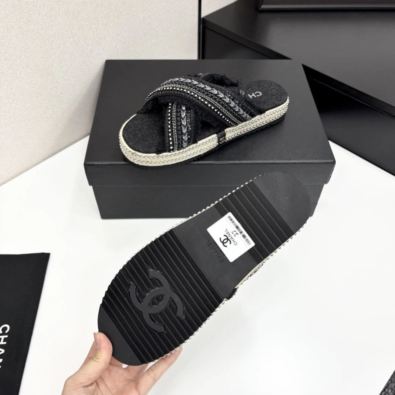 Timeless Chxnxl Slippers 119877