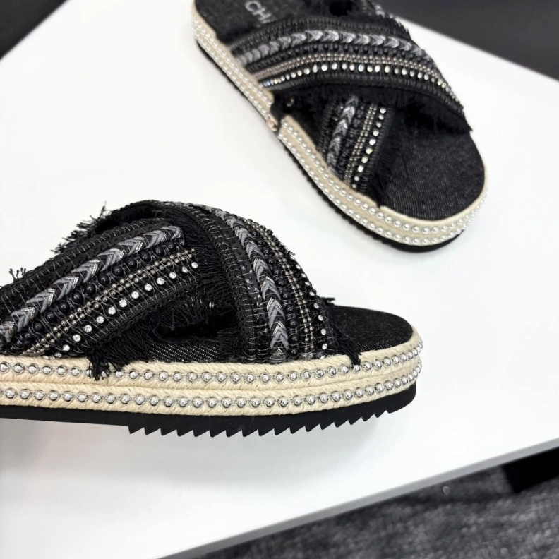 Timeless Chxnxl Slippers 119877