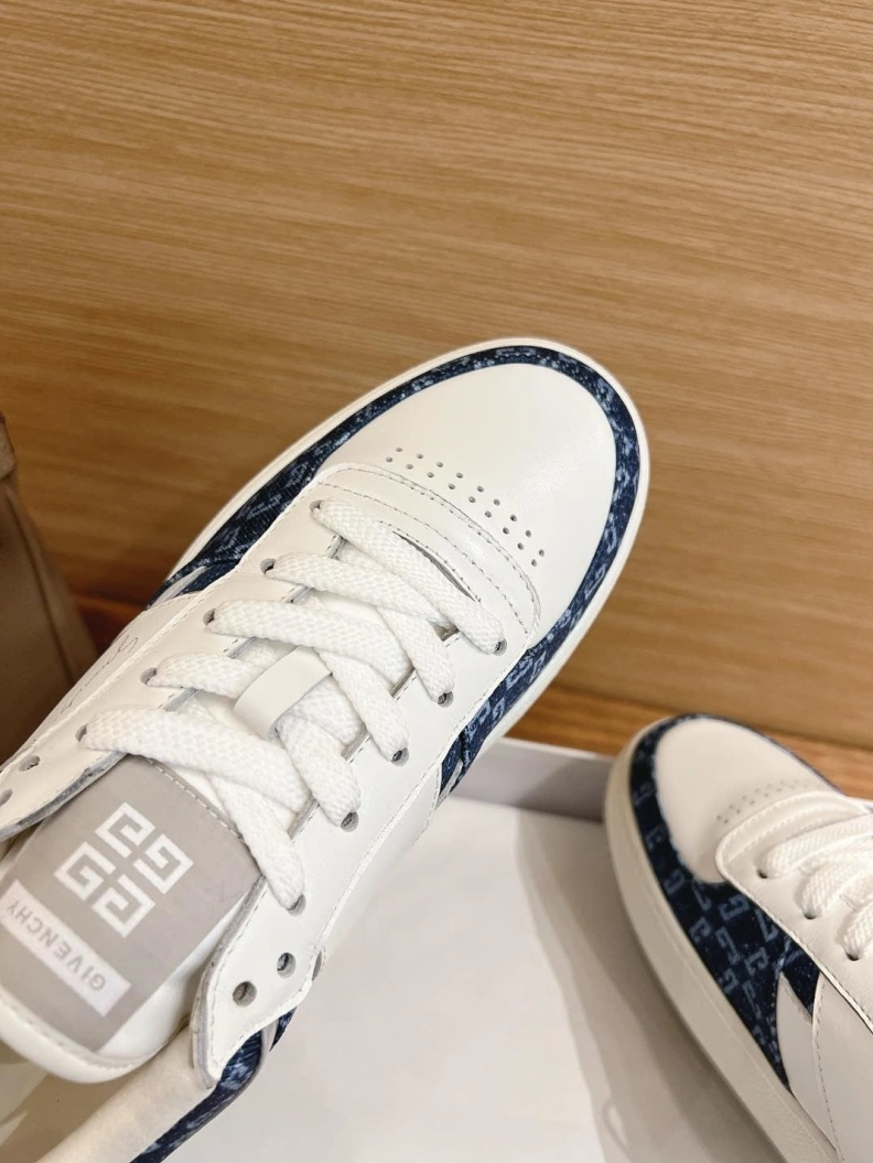 Versatile Gxvxnchy Sneakers 152825