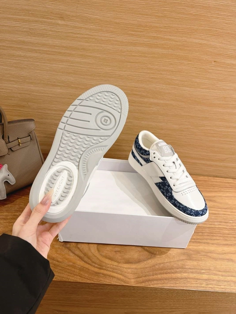 Versatile Gxvxnchy Sneakers 152825