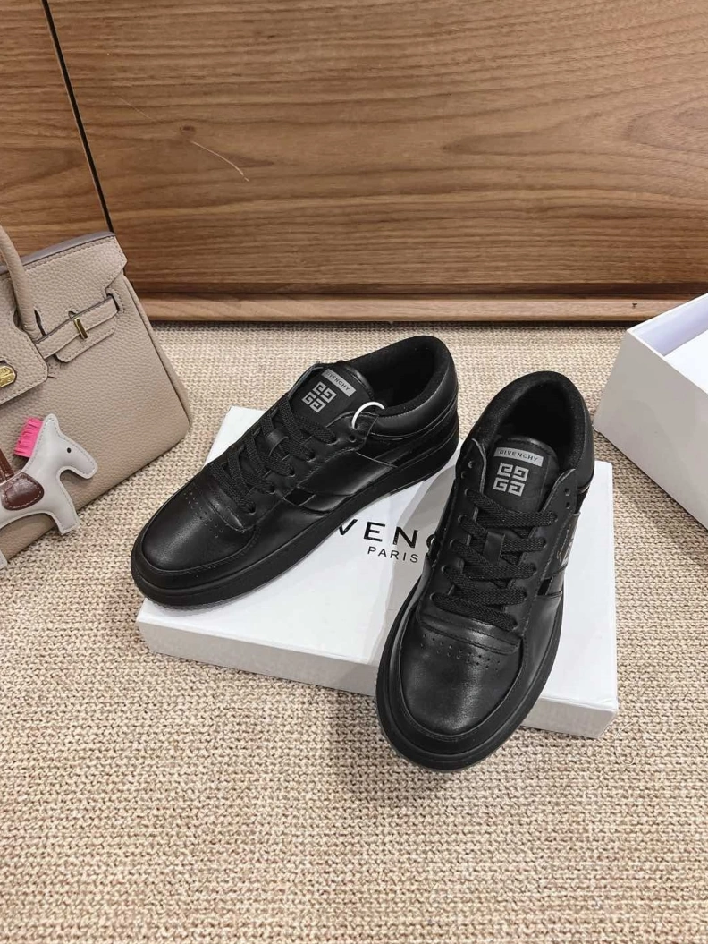 Modern Gxvxnchy Sneakers 152817