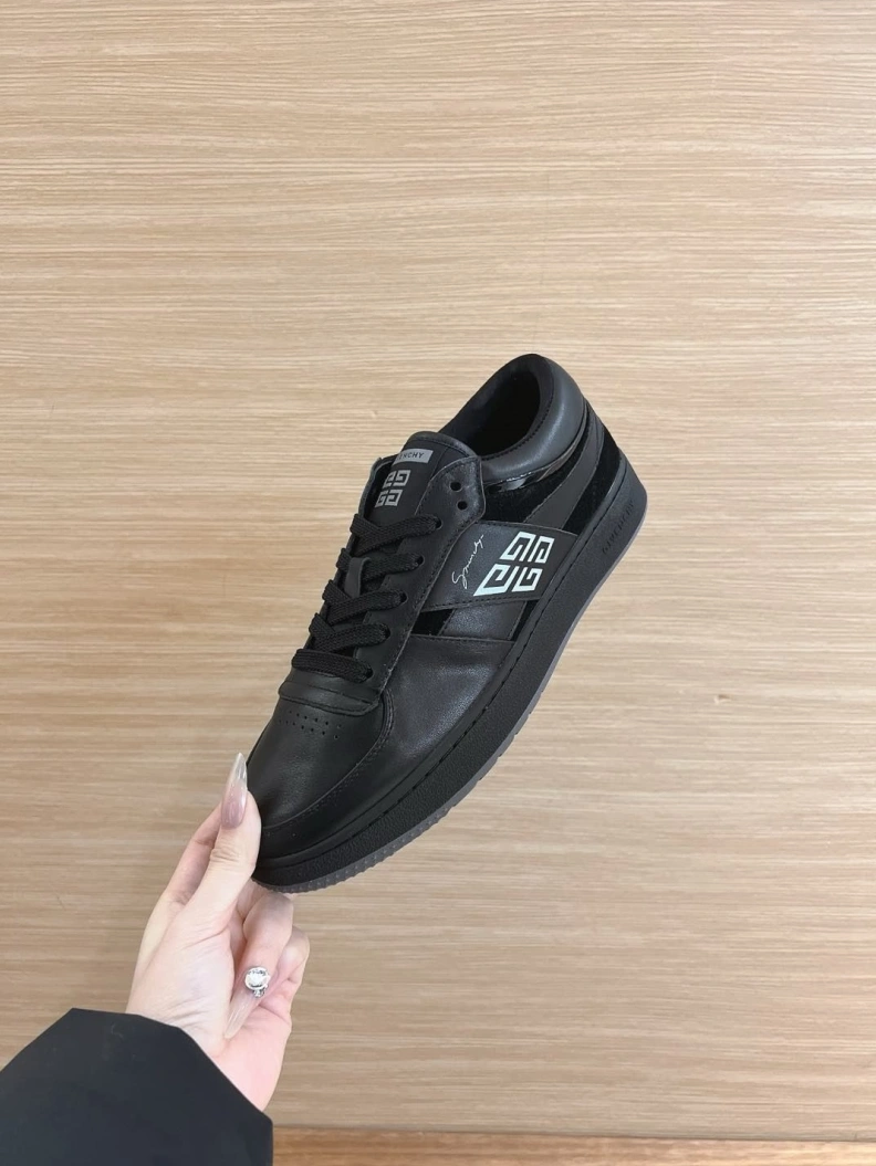 Modern Gxvxnchy Sneakers 152817