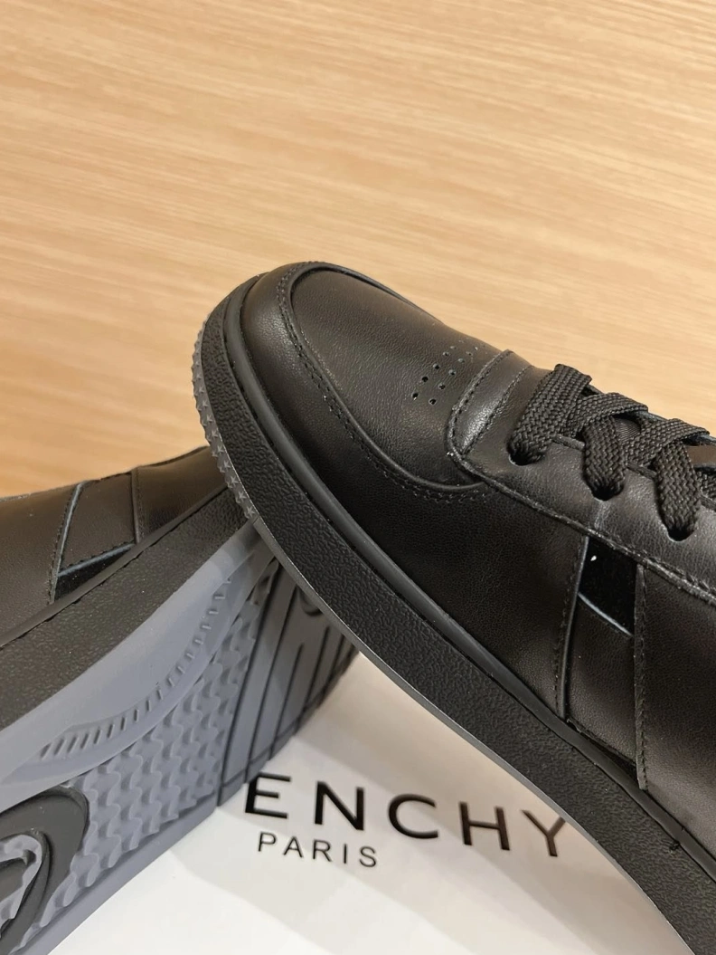 Modern Gxvxnchy Sneakers 152817