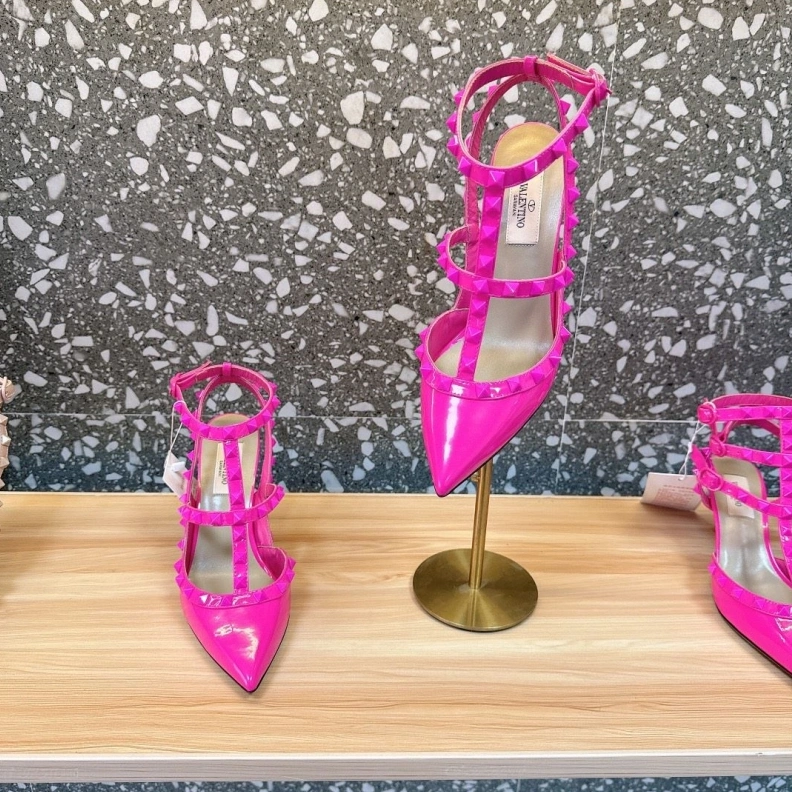 Cozy Vxlxntino Sandals 229722