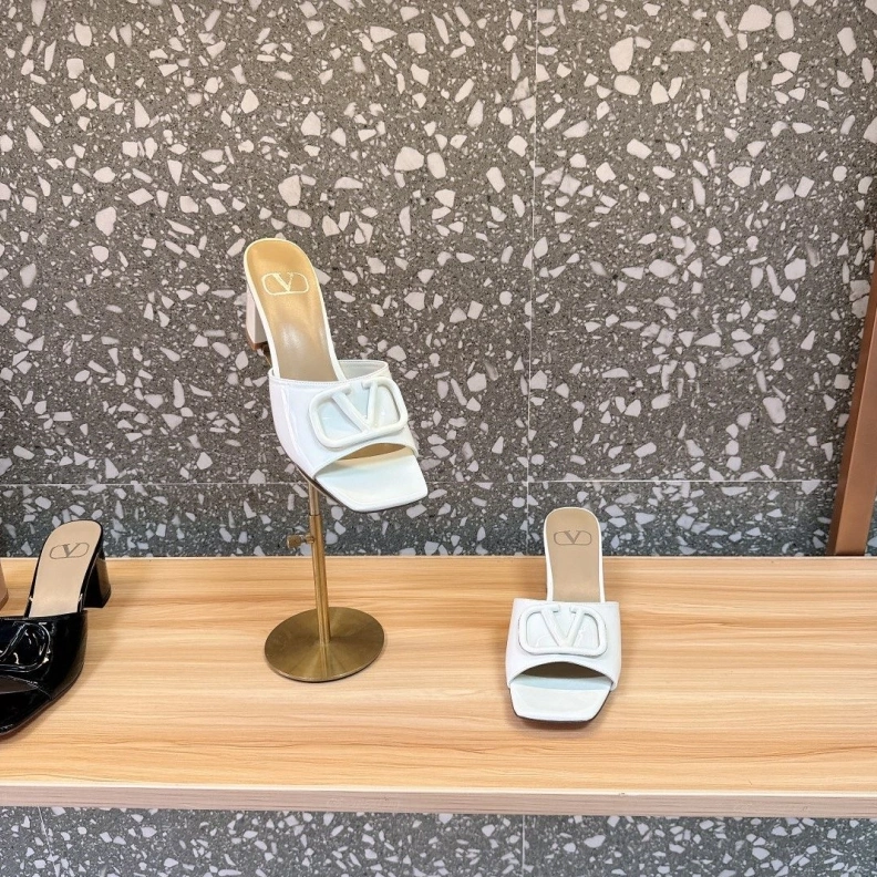 Versatile Vxlxntino Sandals 229685