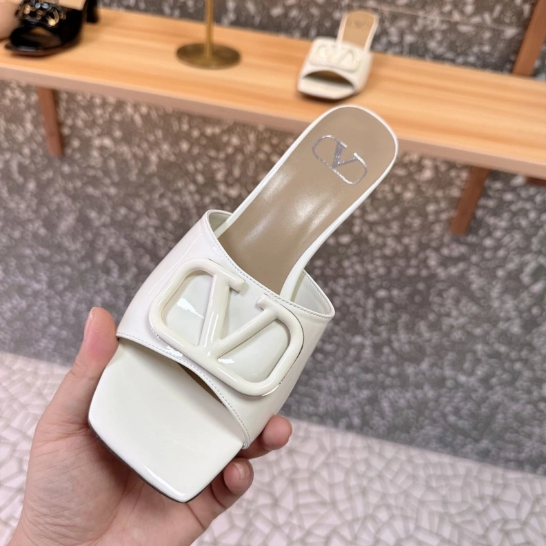 Versatile Vxlxntino Sandals 229685