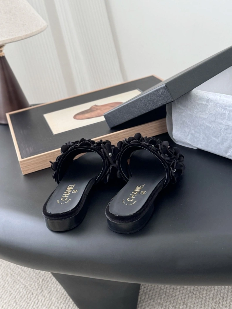 Affordable Chxnxl Slippers 119894