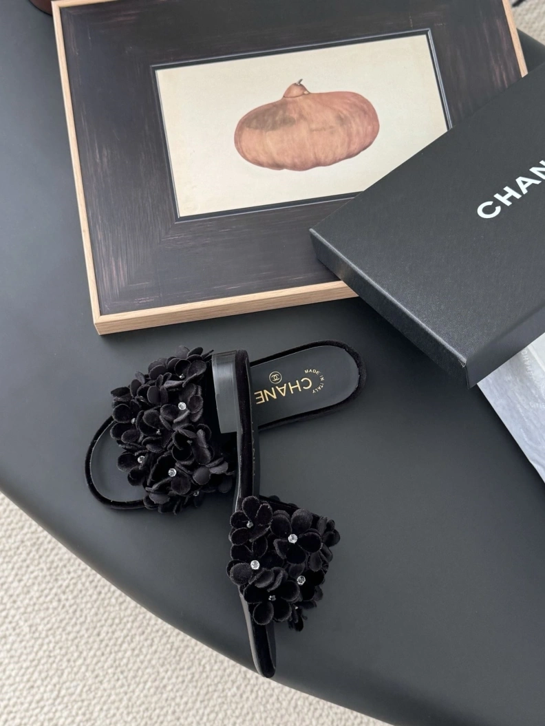 Affordable Chxnxl Slippers 119894