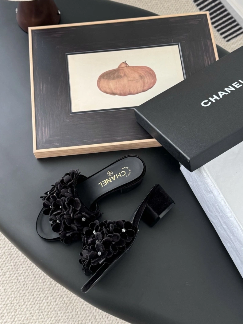 EyeCatching Chxnxl Slippers 119893