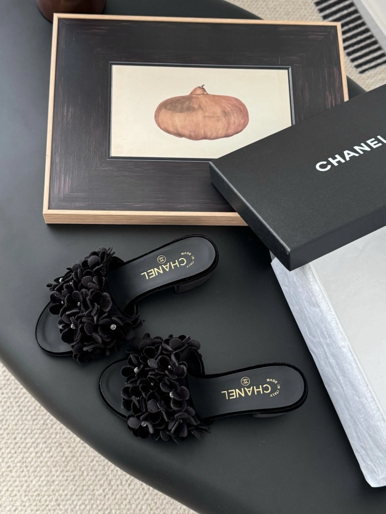 EyeCatching Chxnxl Slippers 119893