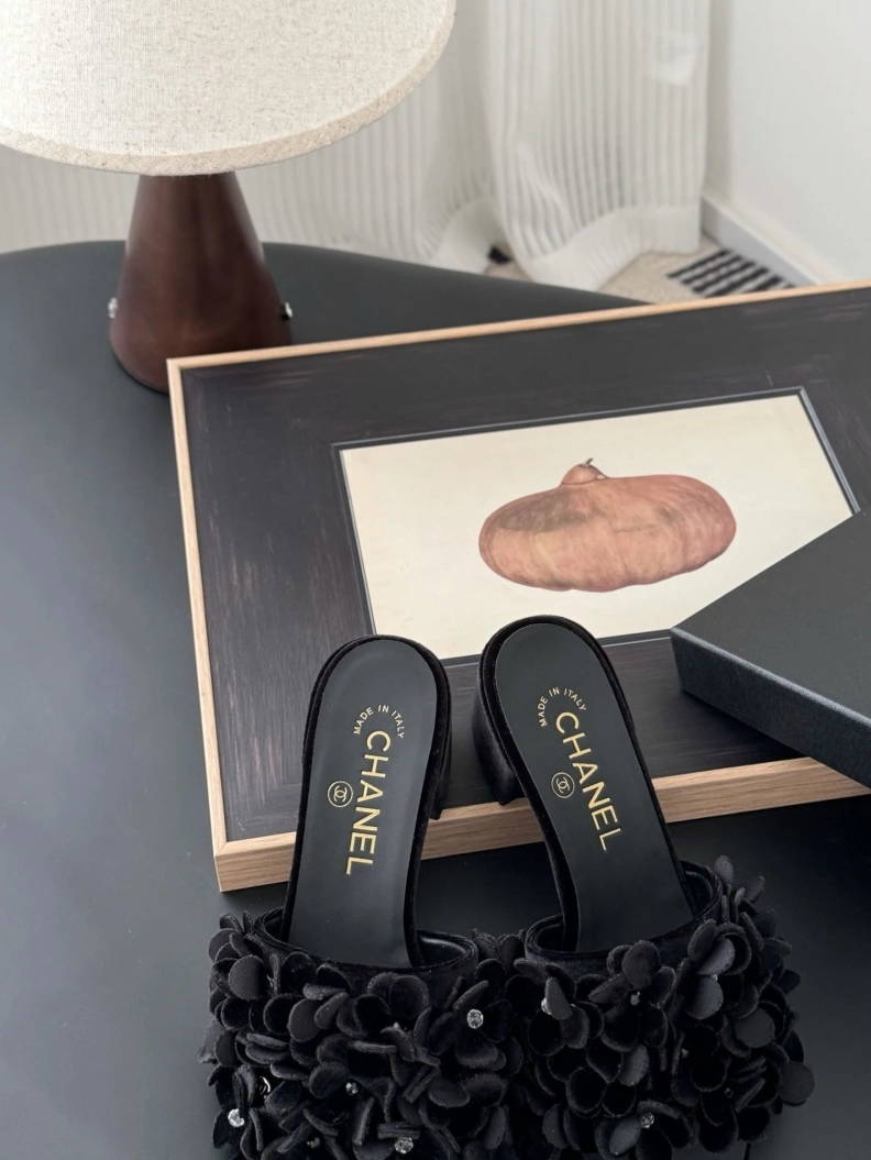 EyeCatching Chxnxl Slippers 119893