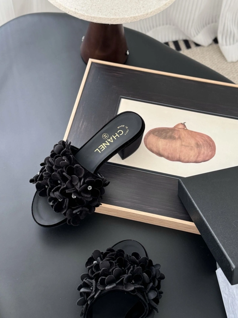 EyeCatching Chxnxl Slippers 119893