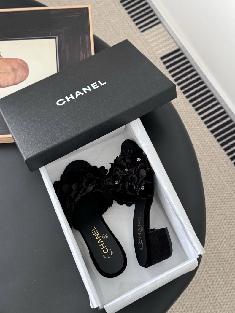 EyeCatching Chxnxl Slippers 119893