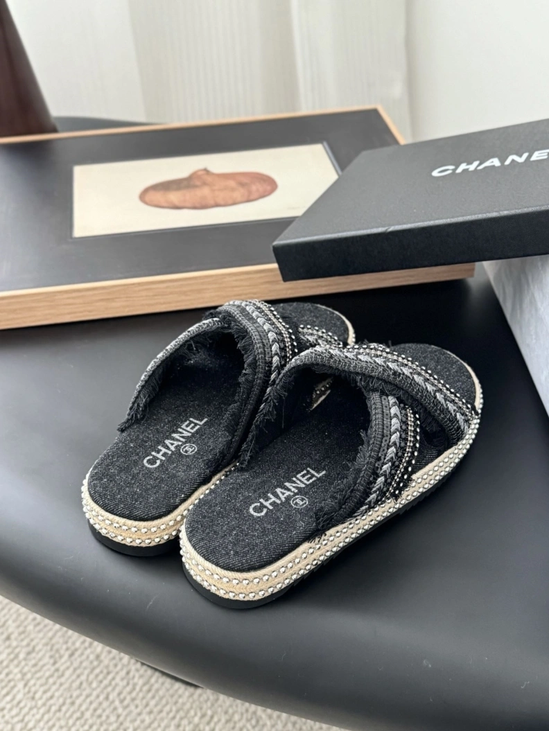 Flexible Chxnxl Slippers 119886