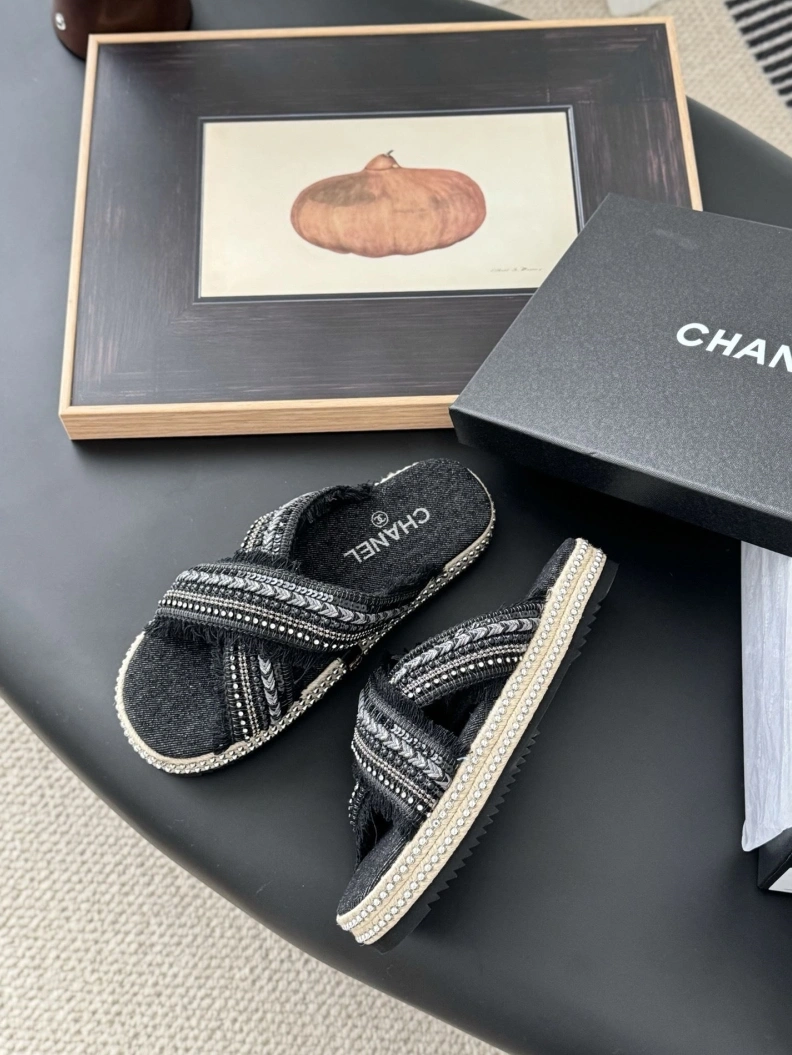 Flexible Chxnxl Slippers 119886
