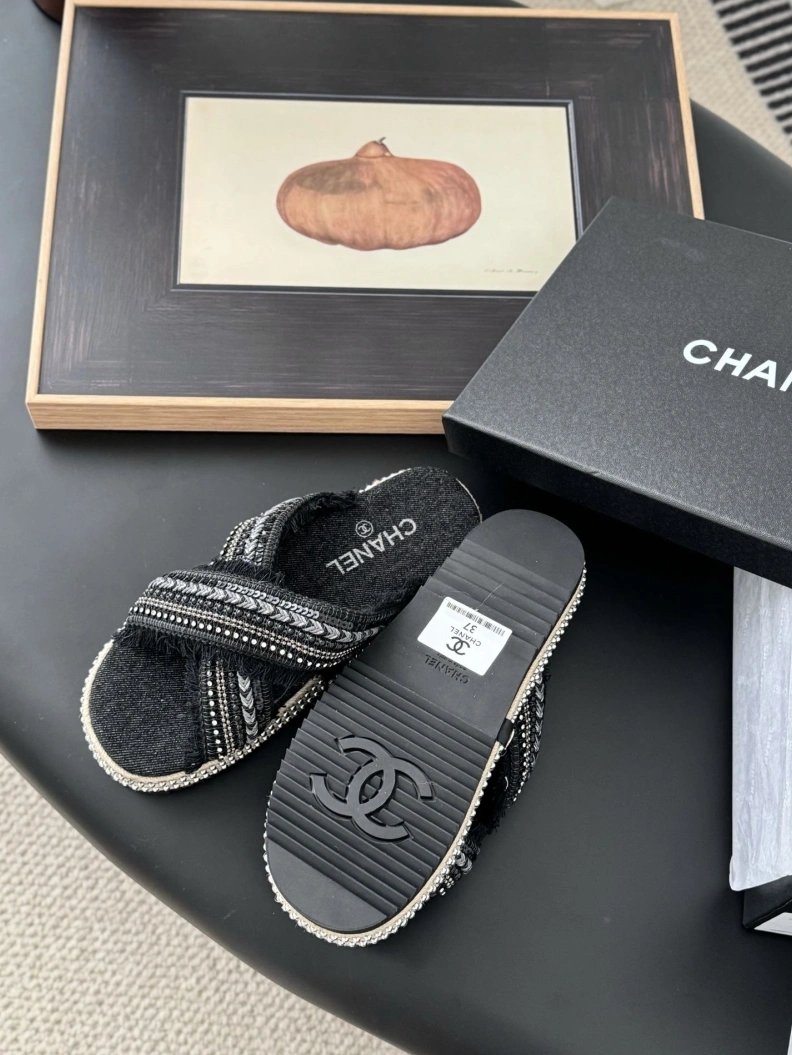 Flexible Chxnxl Slippers 119886
