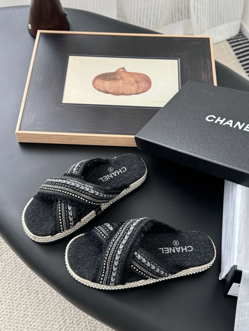 Flexible Chxnxl Slippers 119886