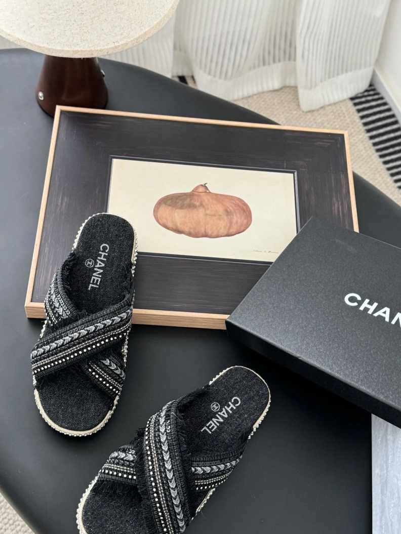 Flexible Chxnxl Slippers 119886