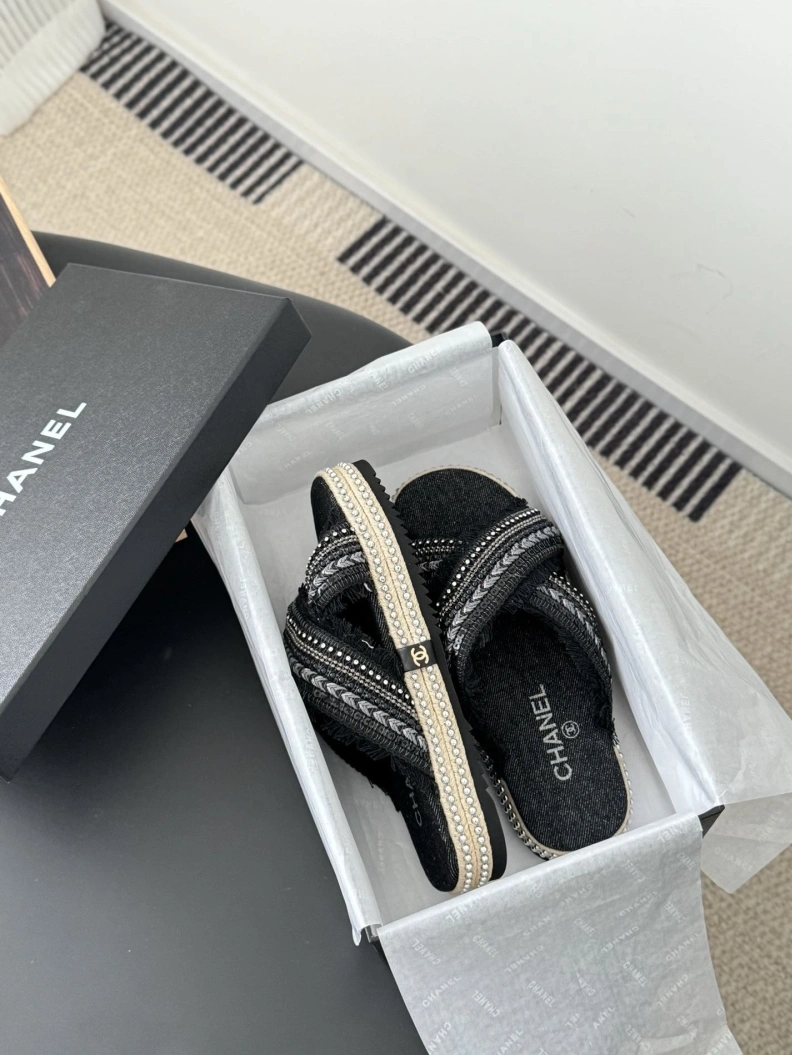 Flexible Chxnxl Slippers 119886