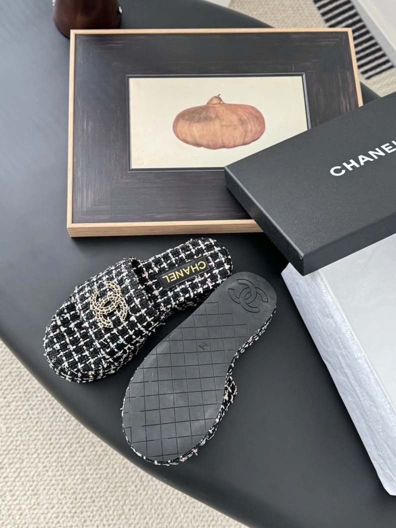Fashionable Chxnxl Slippers 119892