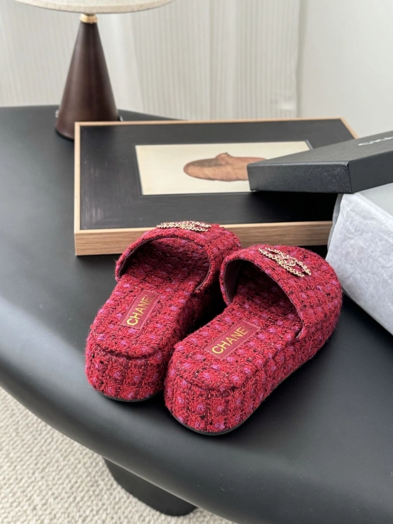 Minimalist Chxnxl Slippers 119868